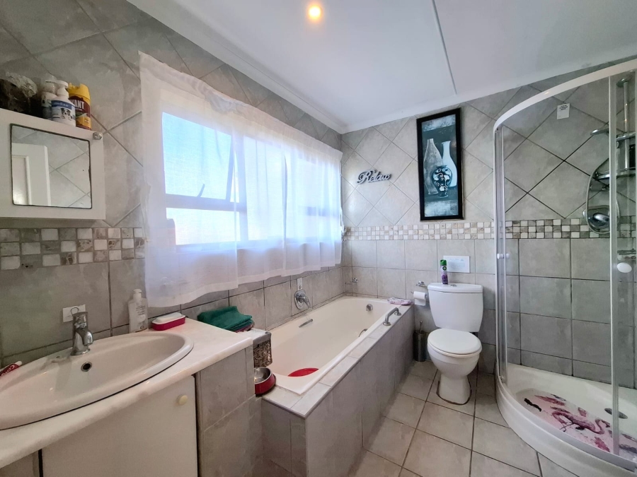 7 Bedroom Property for Sale in Gonubie Eastern Cape